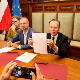powiększ zdjęcie: Podpisano porozumienie o współprowadzeniu Teatru Modrzejewskiej