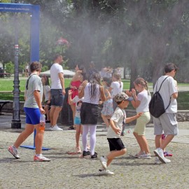 powiększ zdjęcie: LPWiK uruchomiło kurtyny wodne. W tych miejscach się ochłodzisz