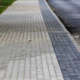 powiększ zdjęcie: Na ul. Działkowej powstał nowy chodnik. Jest bezpiecznie i wygodnie