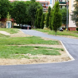 powiększ zdjęcie: Na Koperniku zbudowano nowy chodnik, remontowany jest parking