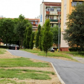 powiększ zdjęcie: Na Koperniku zbudowano nowy chodnik, remontowany jest parking