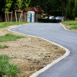 powiększ zdjęcie: Na Koperniku zbudowano nowy chodnik, remontowany jest parking