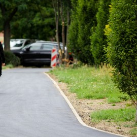 powiększ zdjęcie: Na Koperniku zbudowano nowy chodnik, remontowany jest parking