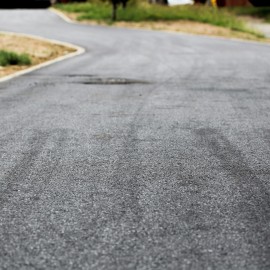 powiększ zdjęcie: Na Koperniku zbudowano nowy chodnik, remontowany jest parking