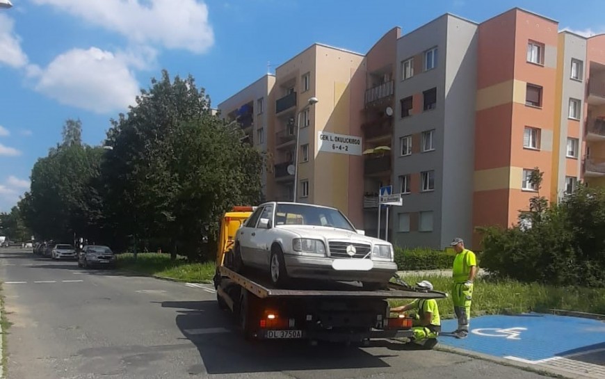 Porzucone wraki znikają z legnickich ulic