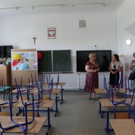 powiększ zdjęcie: Aleksandra Krzeszewska odwiedza legnickie szkoły