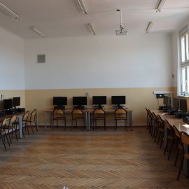 powiększ zdjęcie: Aleksandra Krzeszewska odwiedza legnickie szkoły