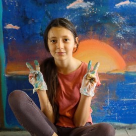 powiększ zdjęcie: Sztuka łączy pokolenia. Legniczanie stworzyli słoneczny mural w parku Miejskim