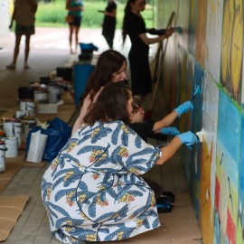 powiększ zdjęcie: Sztuka łączy pokolenia. Legniczanie stworzyli słoneczny mural w parku Miejskim