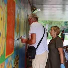 powiększ zdjęcie: Sztuka łączy pokolenia. Legniczanie stworzyli słoneczny mural w parku Miejskim