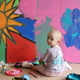 powiększ zdjęcie: Sztuka łączy pokolenia. Legniczanie stworzyli słoneczny mural w parku Miejskim