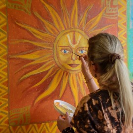 powiększ zdjęcie: Sztuka łączy pokolenia. Legniczanie stworzyli słoneczny mural w parku Miejskim