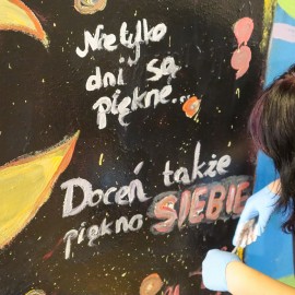 powiększ zdjęcie: Sztuka łączy pokolenia. Legniczanie stworzyli słoneczny mural w parku Miejskim