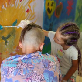 powiększ zdjęcie: Sztuka łączy pokolenia. Legniczanie stworzyli słoneczny mural w parku Miejskim