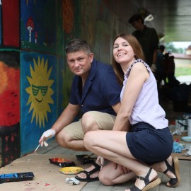 powiększ zdjęcie: Sztuka łączy pokolenia. Legniczanie stworzyli słoneczny mural w parku Miejskim