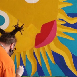 powiększ zdjęcie: Sztuka łączy pokolenia. Legniczanie stworzyli słoneczny mural w parku Miejskim