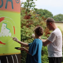 powiększ zdjęcie: Sztuka łączy pokolenia. Legniczanie stworzyli słoneczny mural w parku Miejskim
