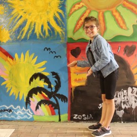 powiększ zdjęcie: Sztuka łączy pokolenia. Legniczanie stworzyli słoneczny mural w parku Miejskim