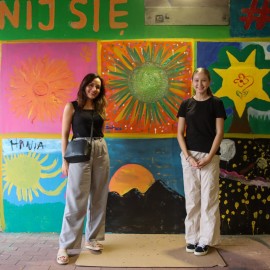 powiększ zdjęcie: Sztuka łączy pokolenia. Legniczanie stworzyli słoneczny mural w parku Miejskim