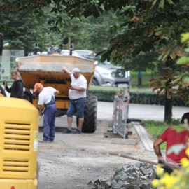 powiększ zdjęcie: Postęp prac przy przebudowie alejek parkowych w parku Miejskim