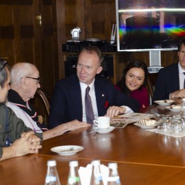 powiększ zdjęcie: Urodziny w Ratuszu. Spotkanie ze Zbigniewem Grochowskim
