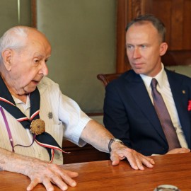 powiększ zdjęcie: Urodziny w Ratuszu. Spotkanie ze Zbigniewem Grochowskim
