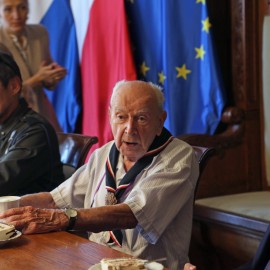 powiększ zdjęcie: Urodziny w Ratuszu. Spotkanie ze Zbigniewem Grochowskim