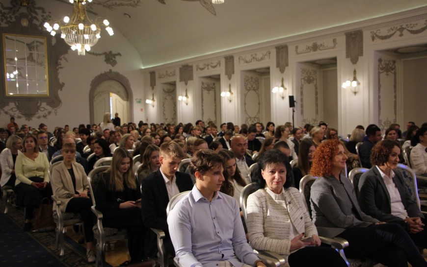Wręczono stypendia Prezydenta Miasta Legnicy dla najzdolniejszych uczniów