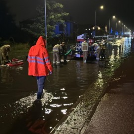 powiększ zdjęcie: Od 3 dób nieprzerwanie usuwane są zastoiny wodne na ul. Gumińskiego