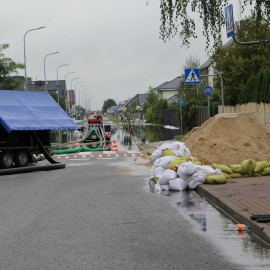 powiększ zdjęcie: Od 3 dób nieprzerwanie usuwane są zastoiny wodne na ul. Gumińskiego