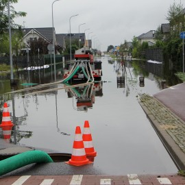 powiększ zdjęcie: Od 3 dób nieprzerwanie usuwane są zastoiny wodne na ul. Gumińskiego
