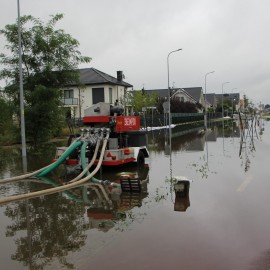 Od 3 dób nieprzerwanie usuwane są zastoiny wodne na ul. Gumińskiego