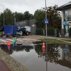 powiększ zdjęcie: Od 3 dób nieprzerwanie usuwane są zastoiny wodne na ul. Gumińskiego