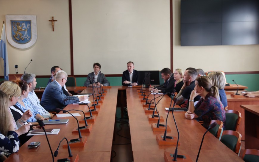 Spotkanie z zarządcami na temat podwórek i zasieków śmietnikowych