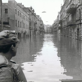 powiększ zdjęcie: Wielka woda w Legnicy: 1917-1977-1997