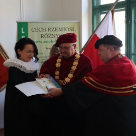 powiększ zdjęcie: W Cechu Rzemiosł Różnych w Legnicy pasowano nowych czeladników