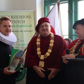 powiększ zdjęcie: W Cechu Rzemiosł Różnych w Legnicy pasowano nowych czeladników