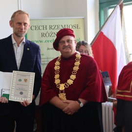 powiększ zdjęcie: W Cechu Rzemiosł Różnych w Legnicy pasowano nowych czeladników