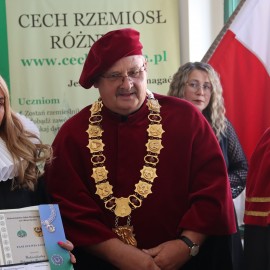 powiększ zdjęcie: W Cechu Rzemiosł Różnych w Legnicy pasowano nowych czeladników