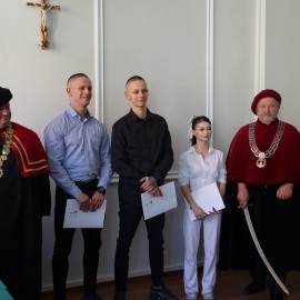 powiększ zdjęcie: W Cechu Rzemiosł Różnych w Legnicy pasowano nowych czeladników