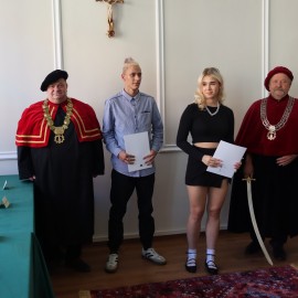 powiększ zdjęcie: W Cechu Rzemiosł Różnych w Legnicy pasowano nowych czeladników
