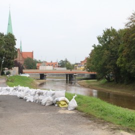 powiększ zdjęcie: Trwa sprzątanie worków z piaskiem