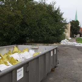 Trwa sprzątanie worków z piaskiem