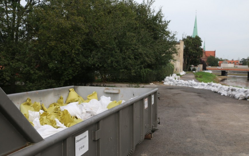 Trwa sprzątanie worków z piaskiem