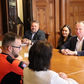 powiększ zdjęcie: Wicemistrzowie Polski w Ratownictwie Medycznym z wizytą w Ratuszu