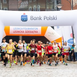 powiększ zdjęcie: Ponad pół tysiąca biegaczy na starcie Półmaratonu i Legnickiej Dziesiątki