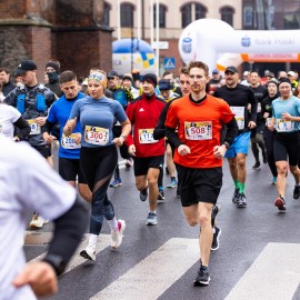powiększ zdjęcie: Ponad pół tysiąca biegaczy na starcie Półmaratonu i Legnickiej Dziesiątki