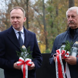 powiększ zdjęcie: Uczniowie SP 1 złożyli znicze na grobach Powstańców Wielkopolskich