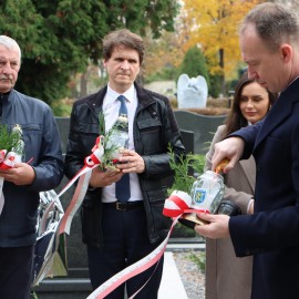 powiększ zdjęcie: Uczniowie SP 1 złożyli znicze na grobach Powstańców Wielkopolskich