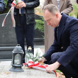 powiększ zdjęcie: Uczniowie SP 1 złożyli znicze na grobach Powstańców Wielkopolskich